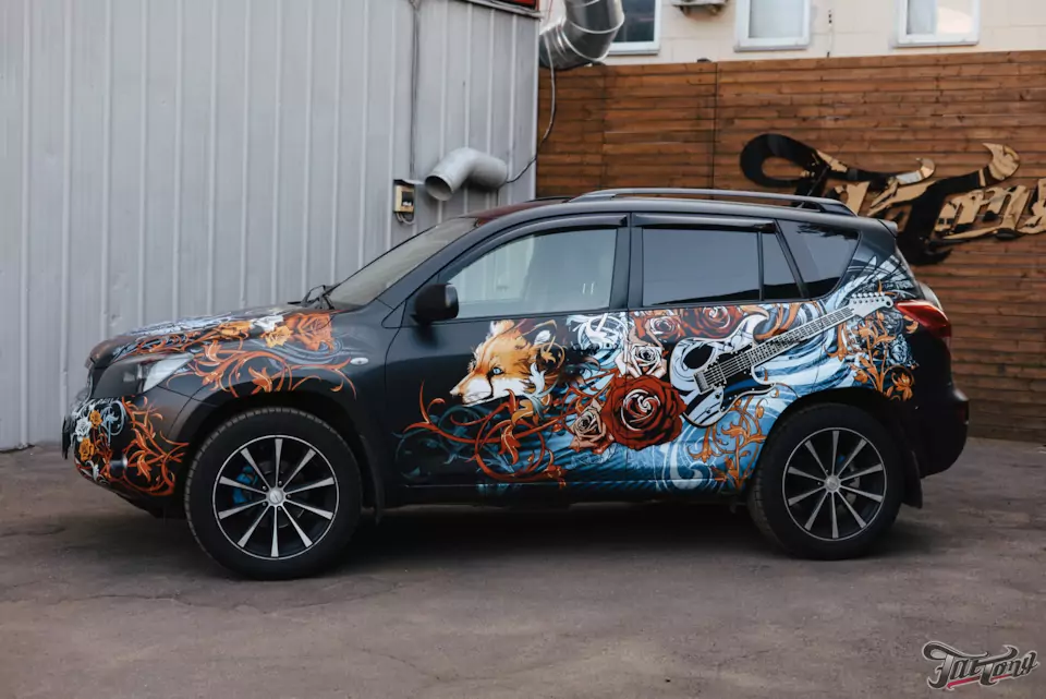 Демонтаж старой пленки и оклейка в винилографию Toyota RAV4. Вторая жизнь — новое лицо.